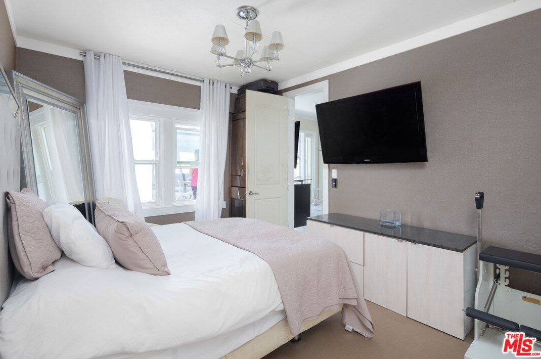 7301 Fountain Ave, Los Angeles CA  90046-5611 exterior