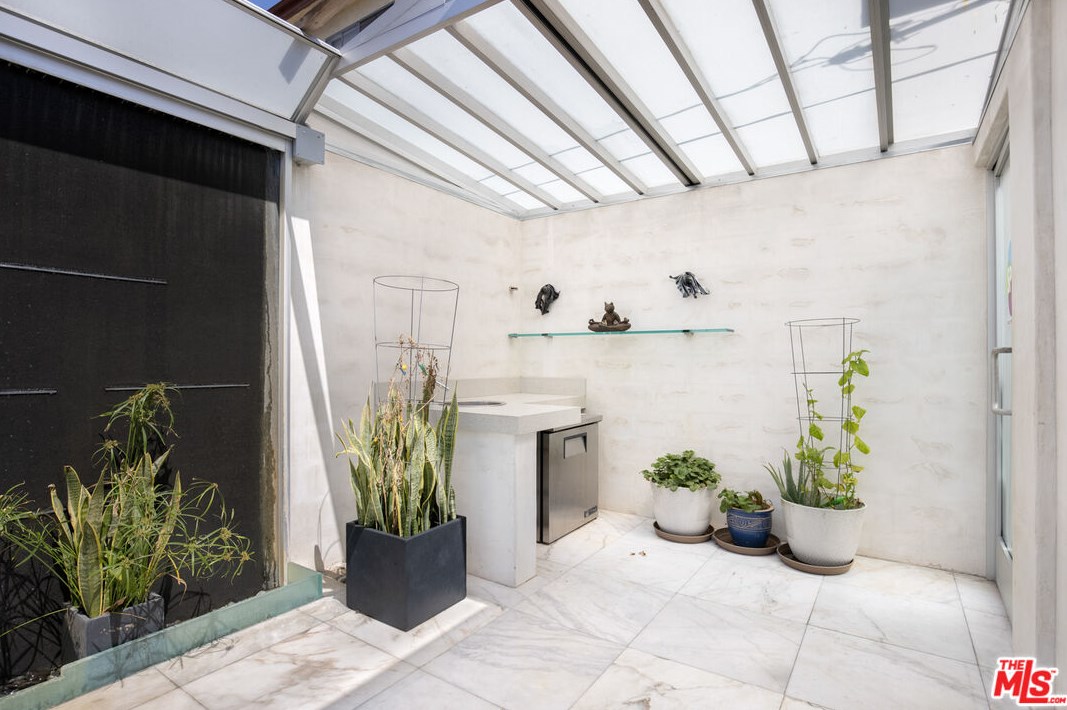 7301 Fountain Ave, Los Angeles CA  90046-5611 exterior