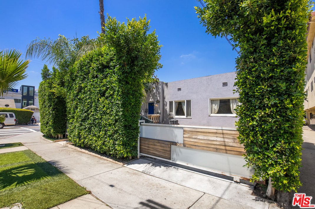 7301 Fountain Ave, Los Angeles CA  90046-5611 exterior