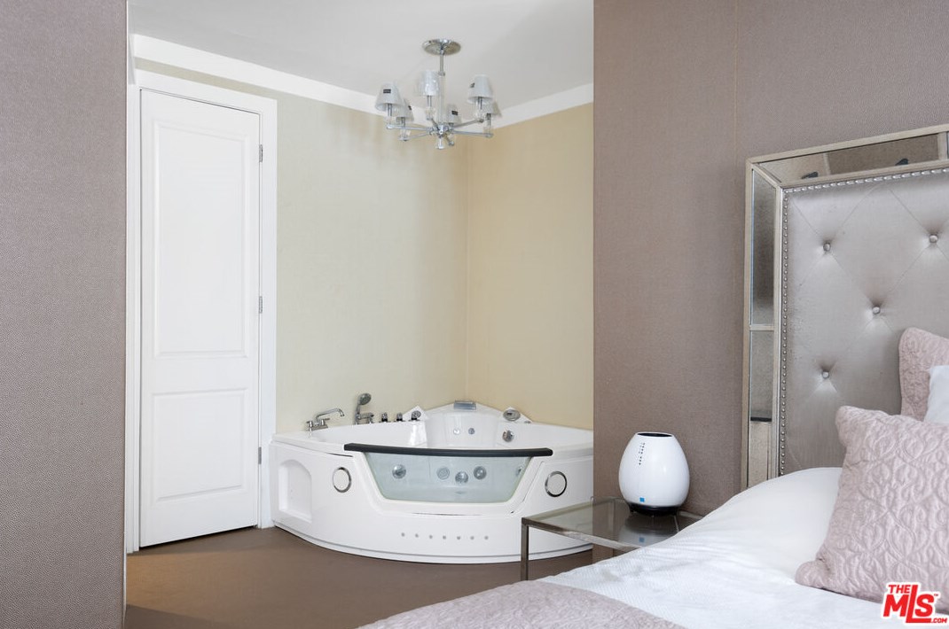 7301 Fountain Ave, Los Angeles CA  90046-5611 exterior