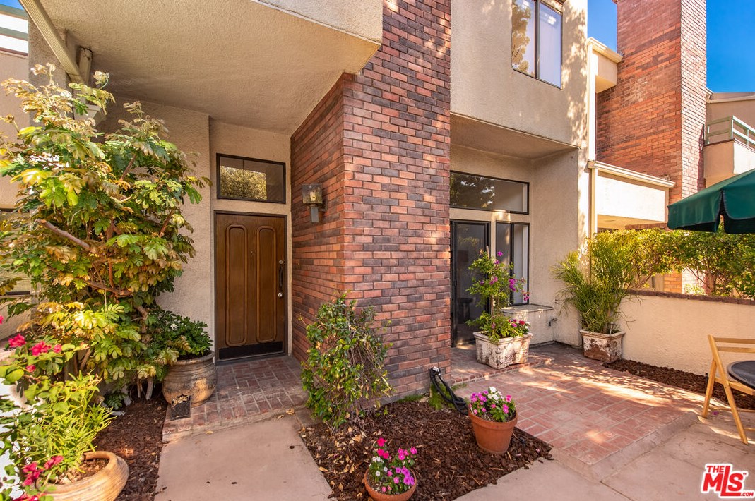 18731 Hatteras St, Los Angeles CA  91356-1471 exterior