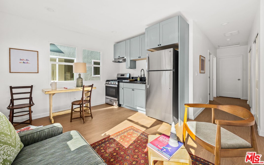 2819 3rd Ave, Los Angeles CA  90018-2941 exterior