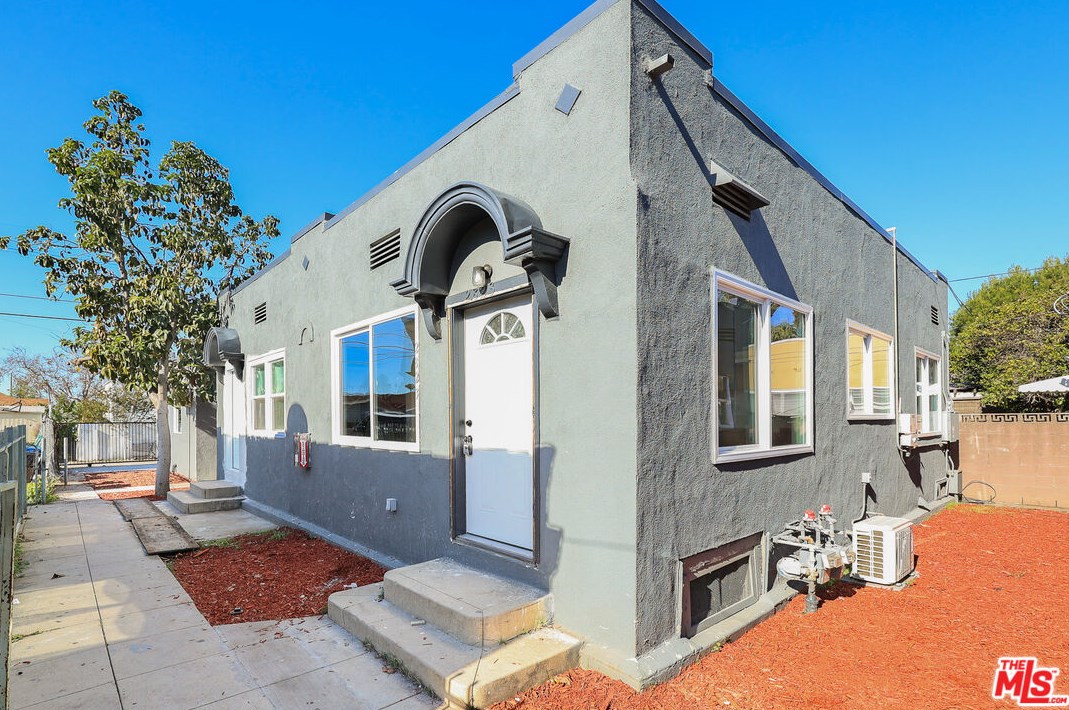 2819 3rd Ave, Los Angeles CA  90018-2941 exterior