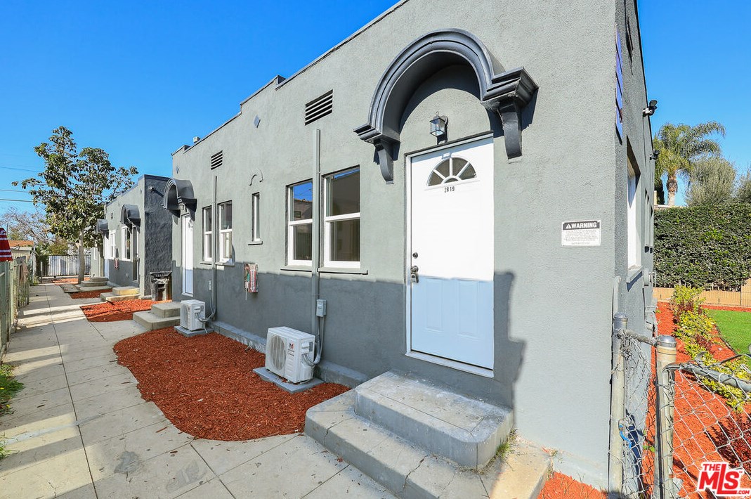 2819 3rd Ave, Los Angeles CA  90018-2941 exterior