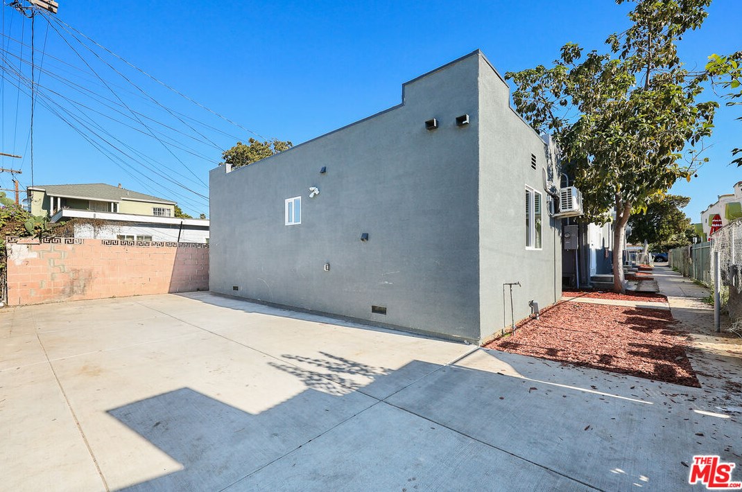 2819 3rd Ave, Los Angeles CA  90018-2941 exterior
