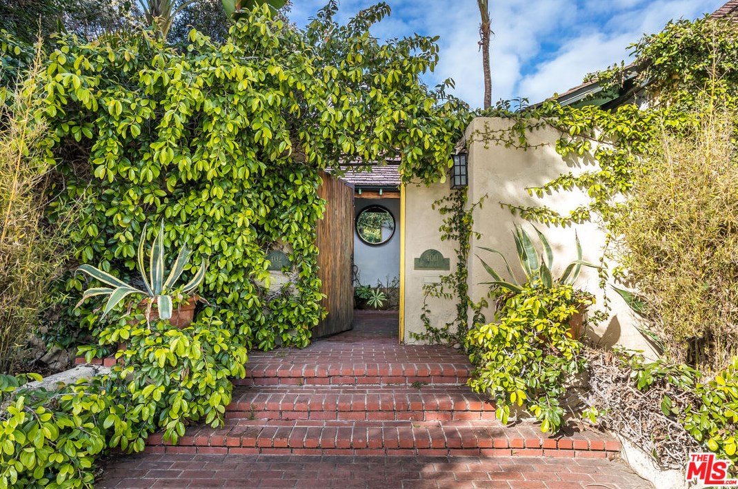 400 Huntley Dr, Los Angeles CA  90069-5002 exterior
