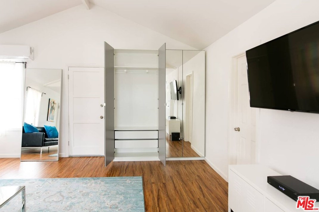 1817 Highland Ave, Los Angeles CA  90019-5513 exterior