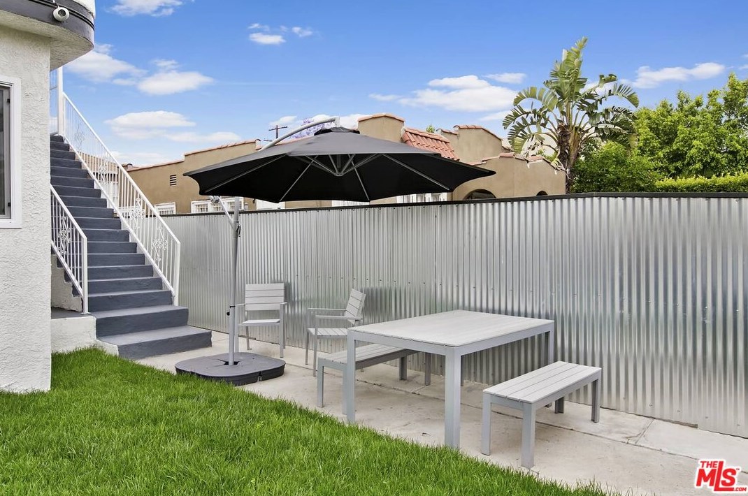 1817 Highland Ave, Los Angeles CA  90019-5513 exterior