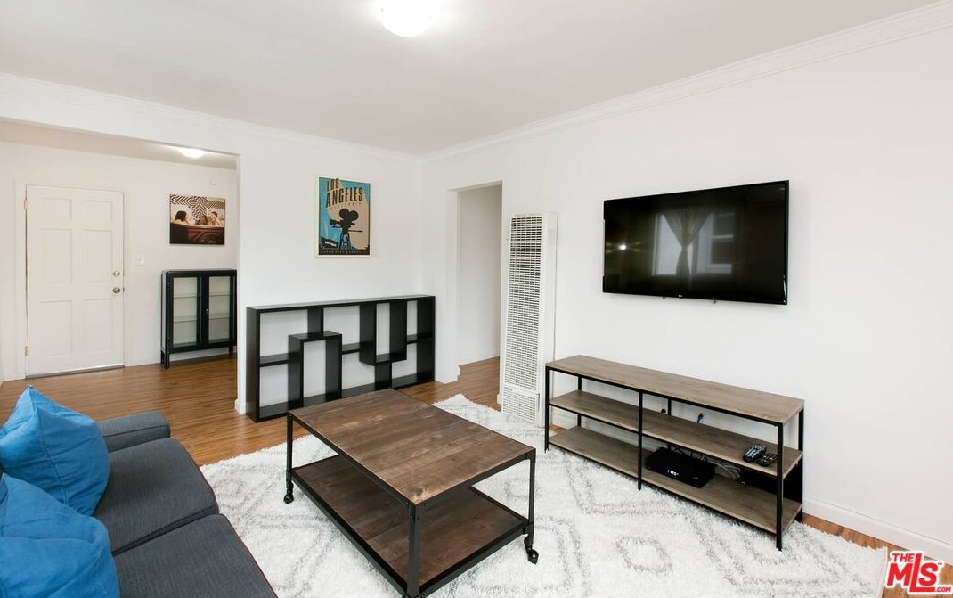 1817 Highland Ave, Los Angeles CA  90019-5513 exterior