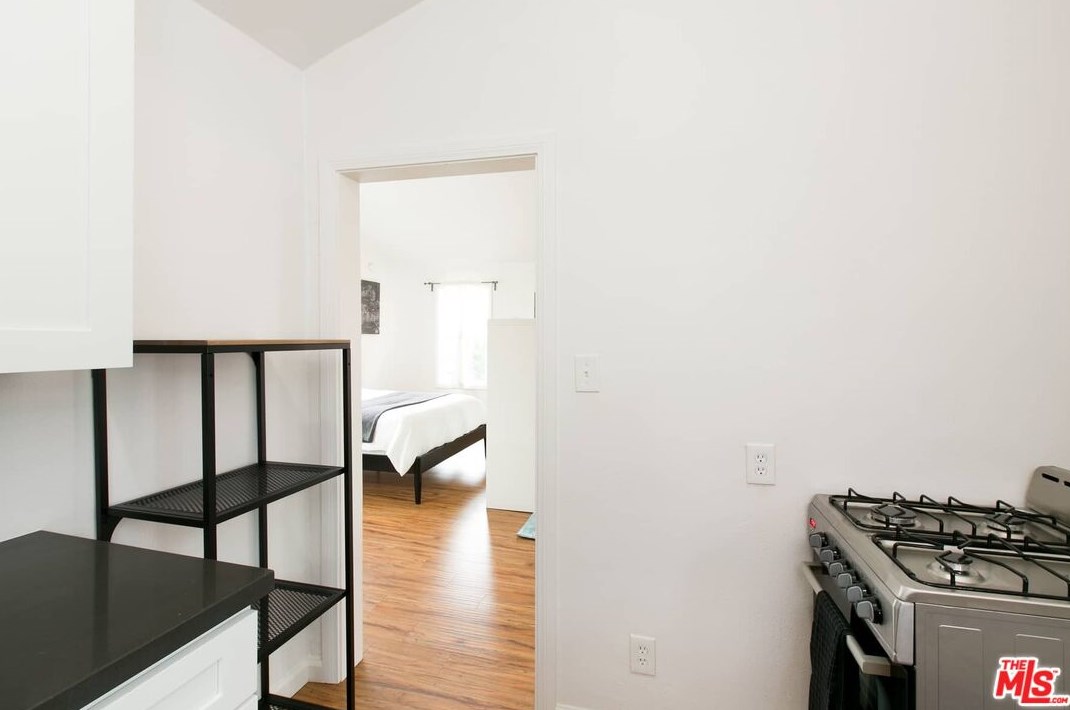1817 Highland Ave, Los Angeles CA  90019-5513 exterior