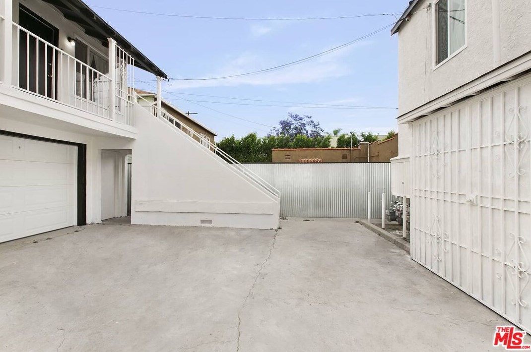 1817 Highland Ave, Los Angeles CA  90019-5513 exterior