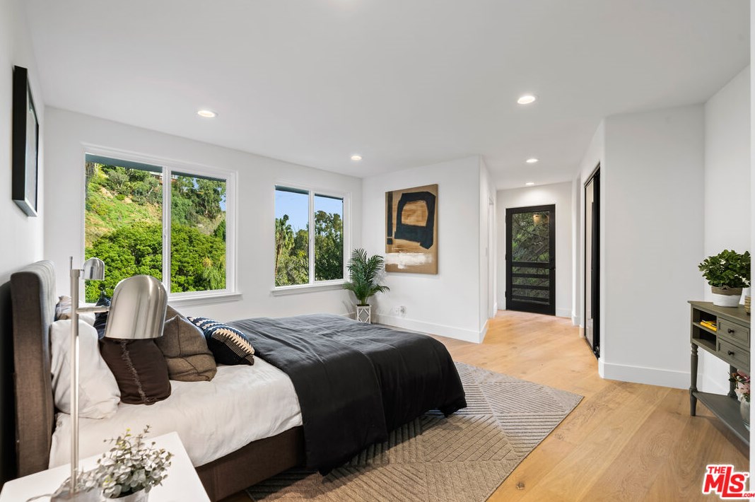 7004 La Presa Dr, Los Angeles CA  90068-3105 exterior
