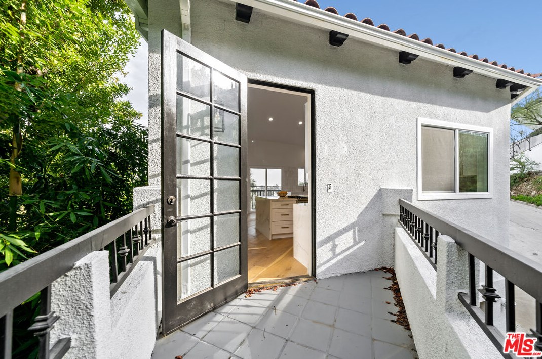 7004 La Presa Dr, Los Angeles CA  90068-3105 exterior