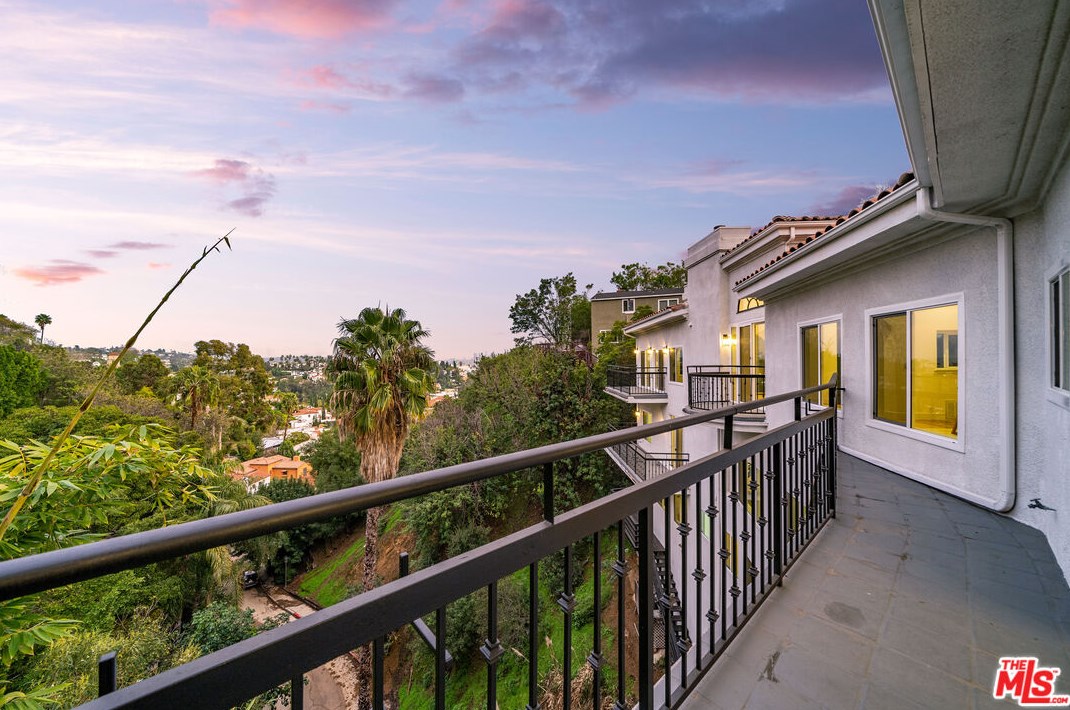 7004 La Presa Dr, Los Angeles CA  90068-3105 exterior