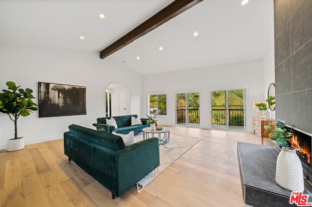 7004 La Presa Dr, Los Angeles CA  90068-3105 exterior