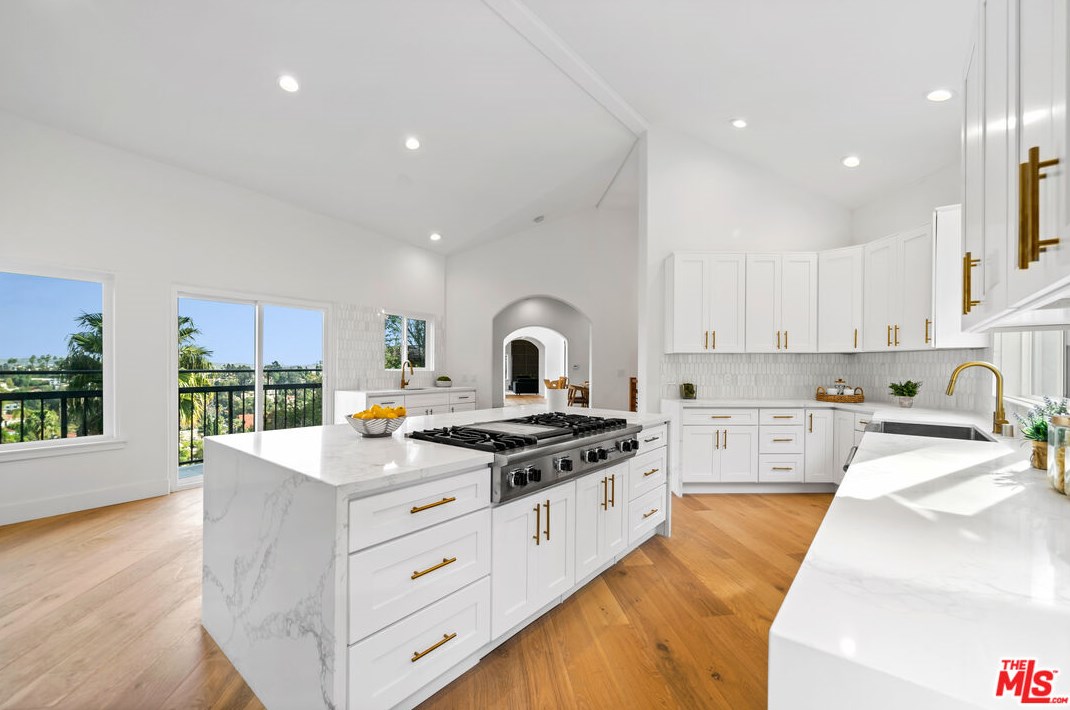 7004 La Presa Dr, Los Angeles CA  90068-3105 exterior