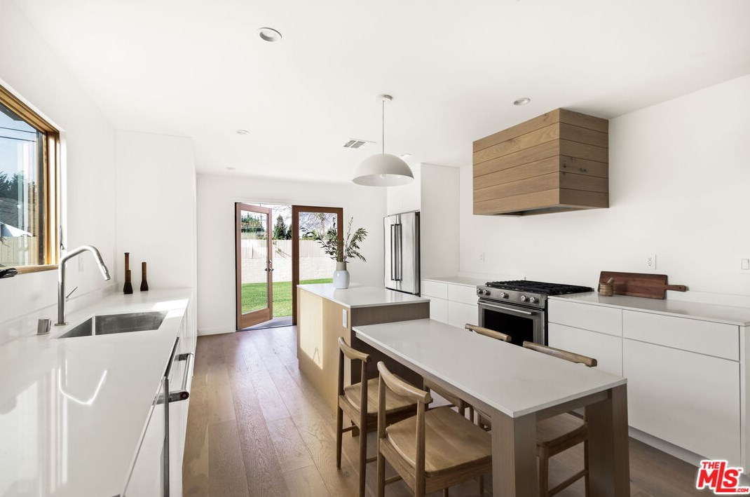 8511 Belford Ave, Los Angeles CA  90045-4315 exterior