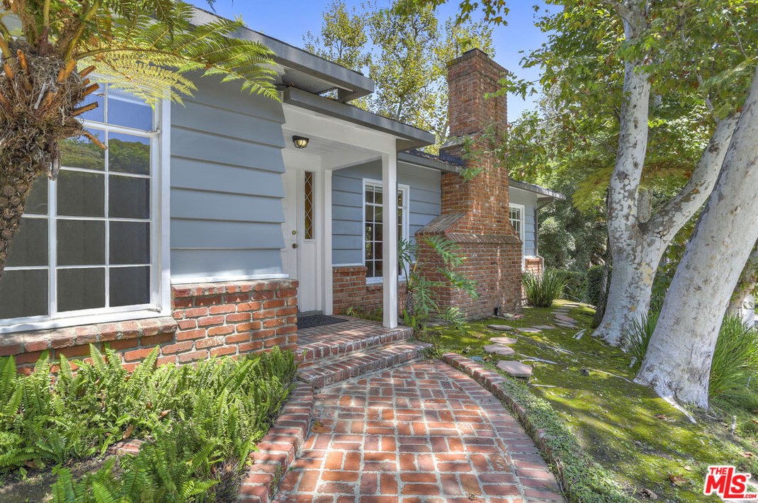 5405 Black Oak Dr, Los Angeles CA  90068-3628 exterior