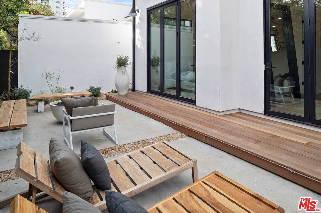 9004 Dicks St, Los Angeles CA  90069-4809 exterior