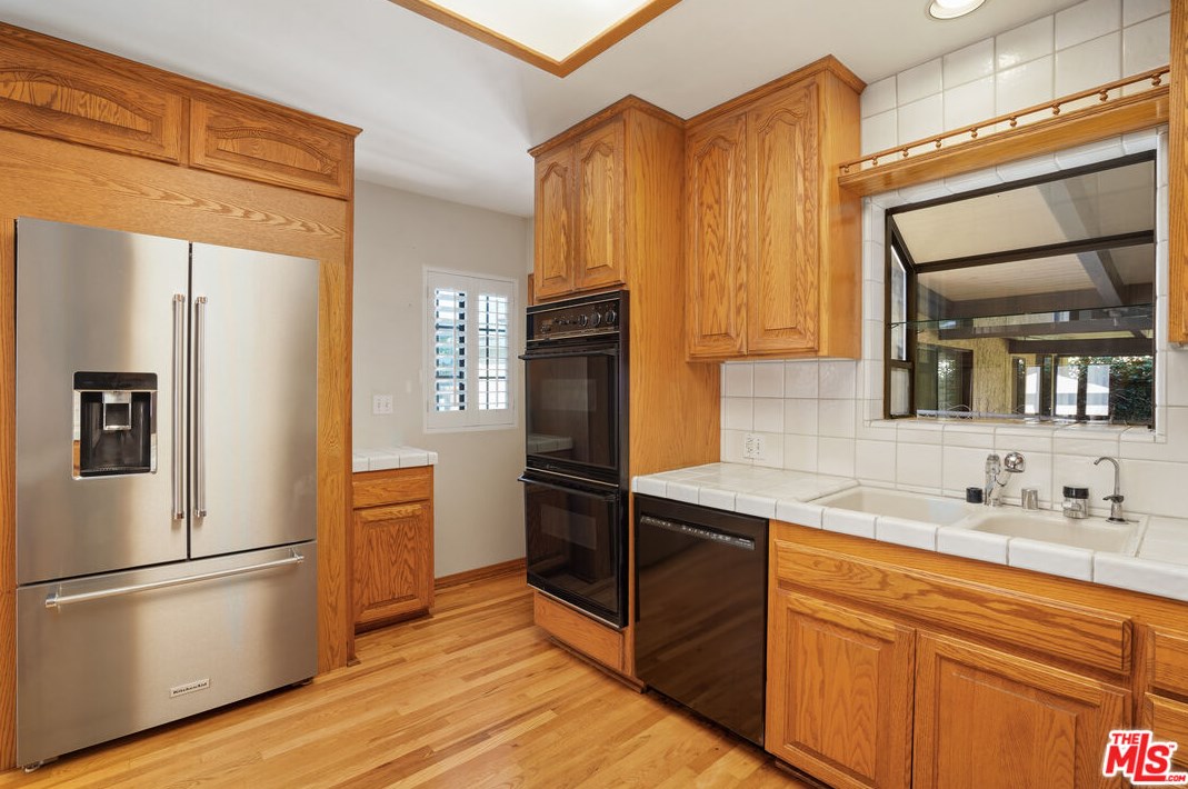 12825 Stanwood Dr, Los Angeles CA  90066-1739 exterior