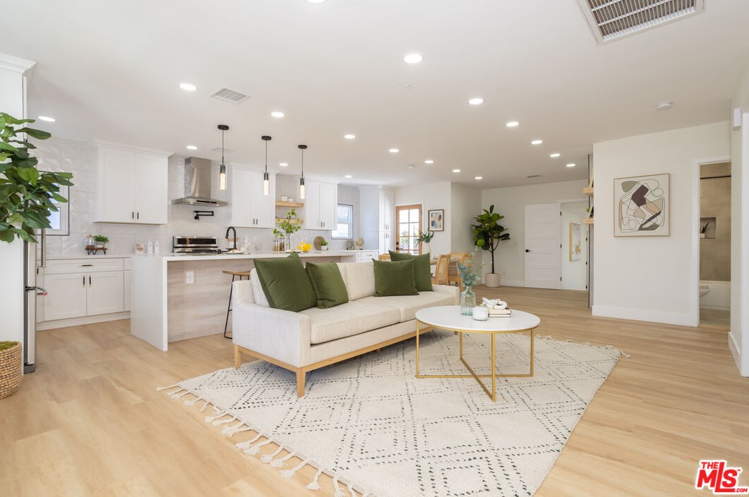 8419 Truxton Ave, Los Angeles CA  90045-3920 exterior
