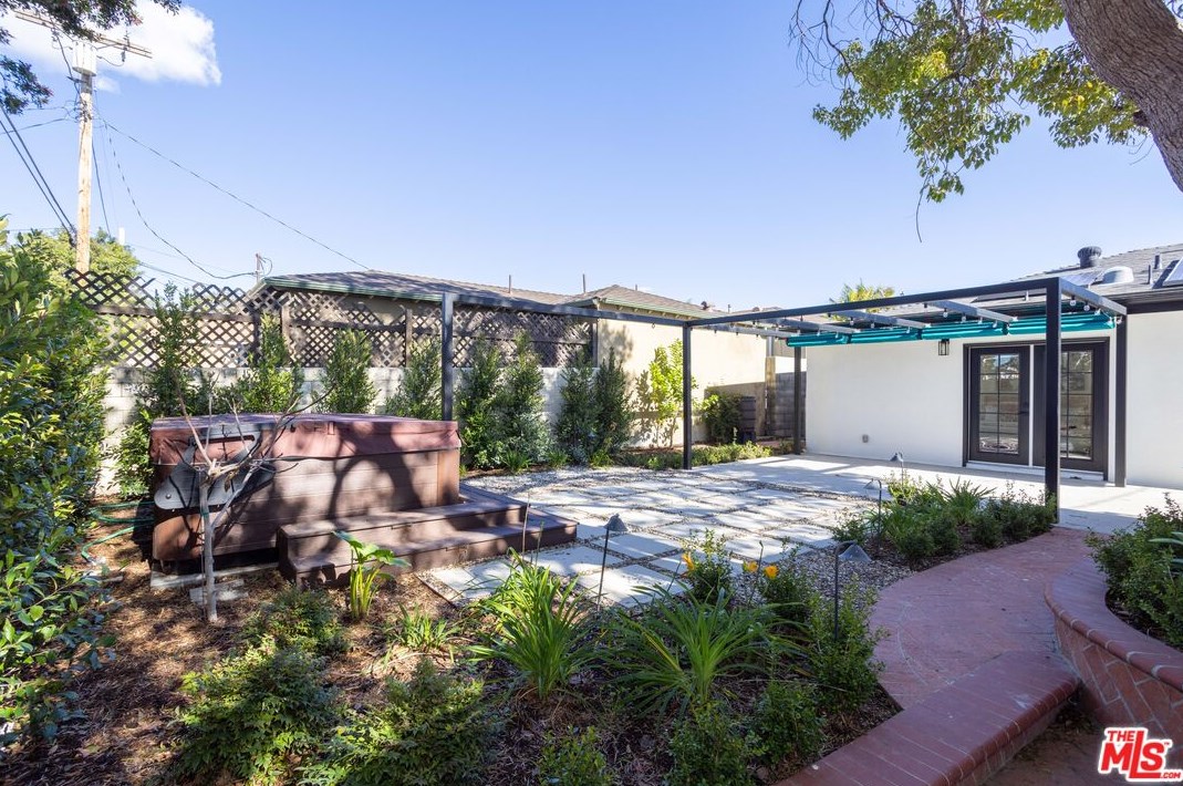 8419 Truxton Ave, Los Angeles CA  90045-3920 exterior