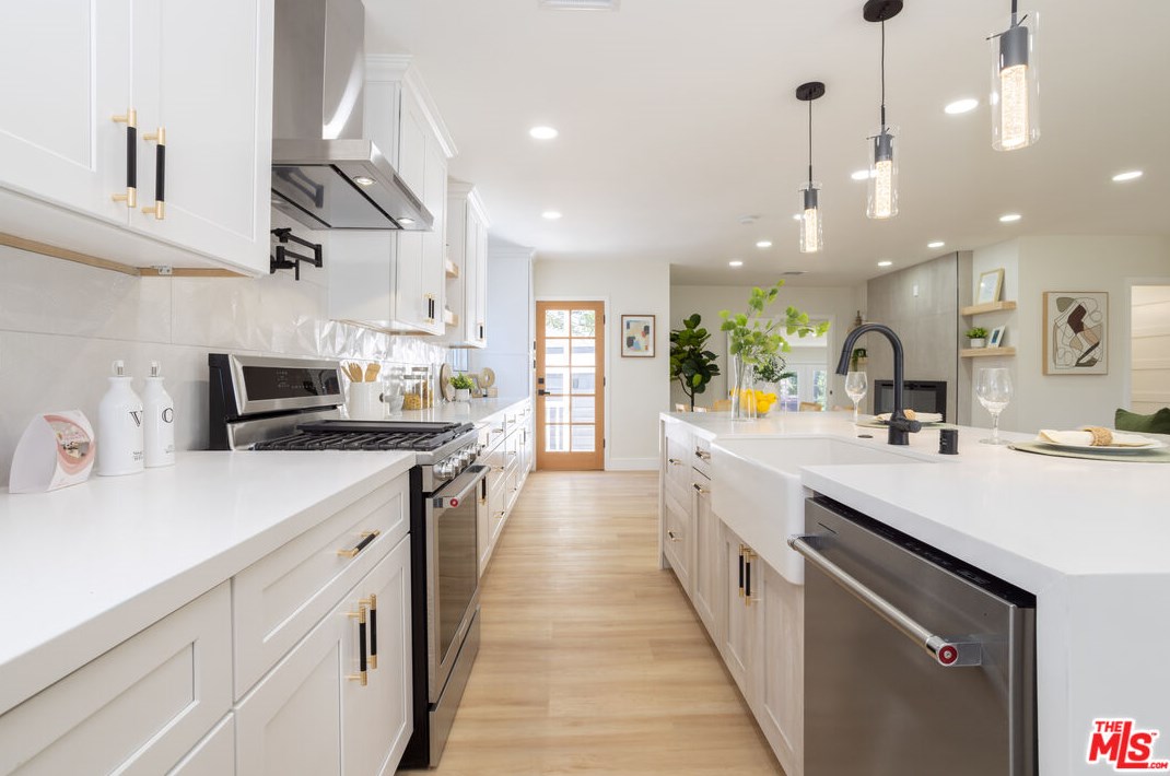8419 Truxton Ave, Los Angeles CA  90045-3920 exterior