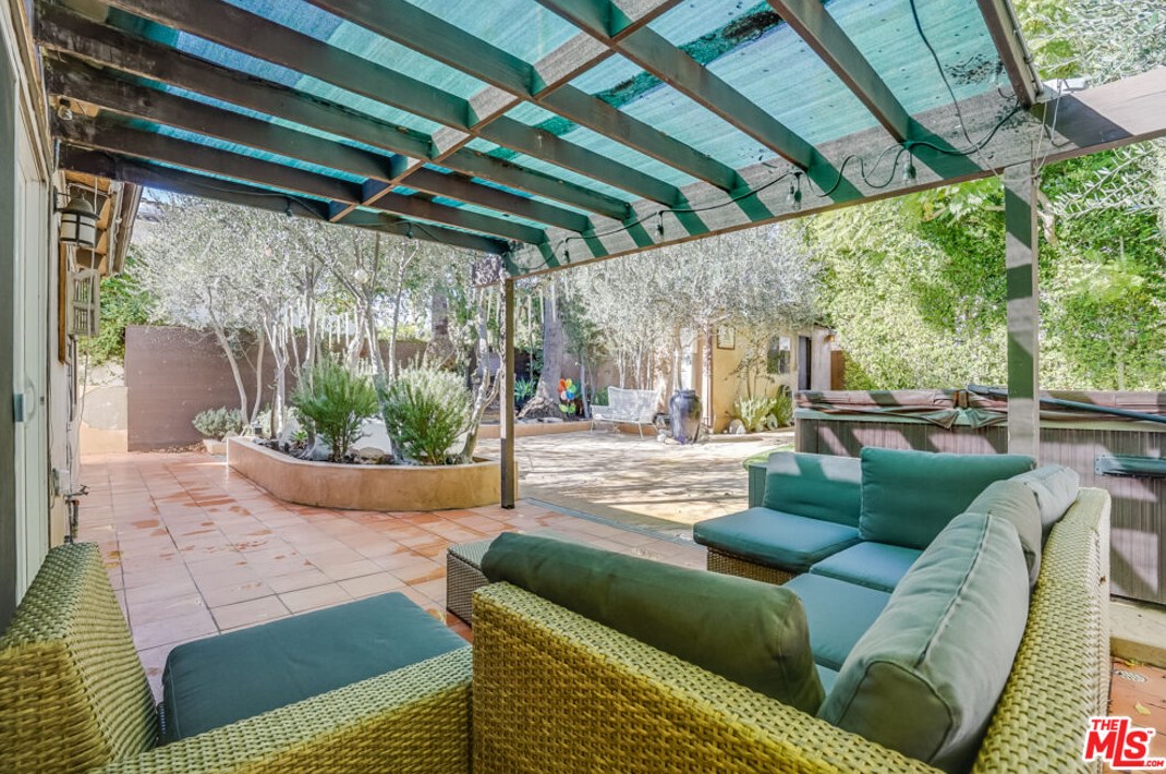 12227 Darlington Ave, Los Angeles CA  90049-5813 exterior