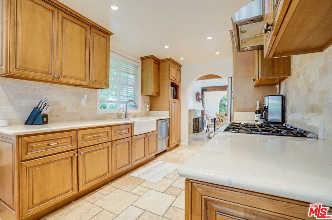 12227 Darlington Ave, Los Angeles CA  90049-5813 exterior