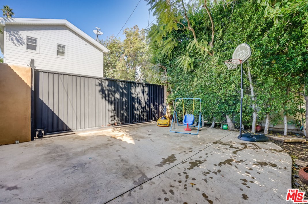 12227 Darlington Ave, Los Angeles CA  90049-5813 exterior