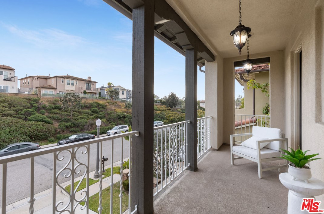 7437 Coastal View Dr, Los Angeles CA  90045-1272 exterior