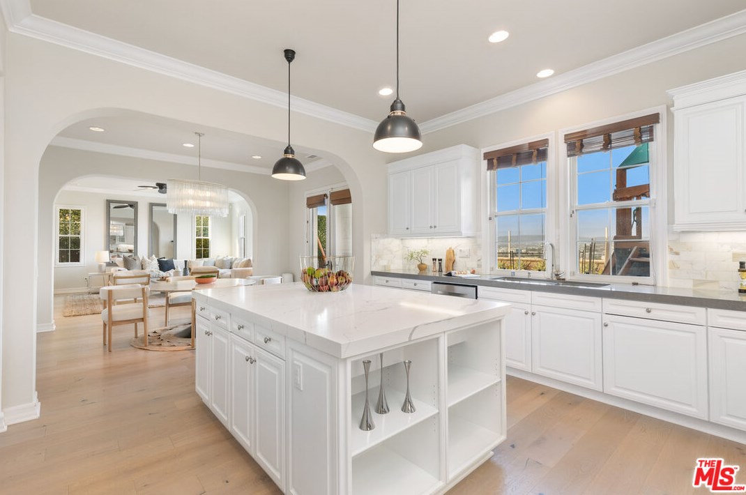 7437 Coastal View Dr, Los Angeles CA  90045-1272 exterior