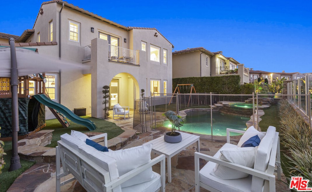 7437 Coastal View Dr, Los Angeles CA  90045-1272 exterior