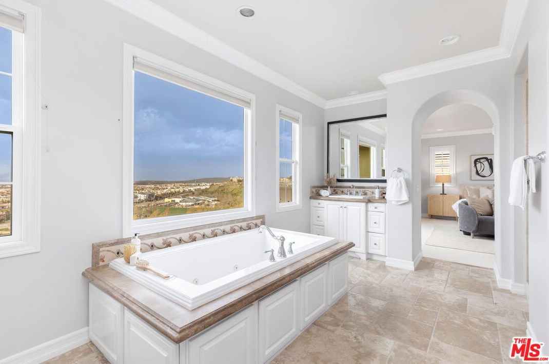 7437 Coastal View Dr, Los Angeles CA  90045-1272 exterior