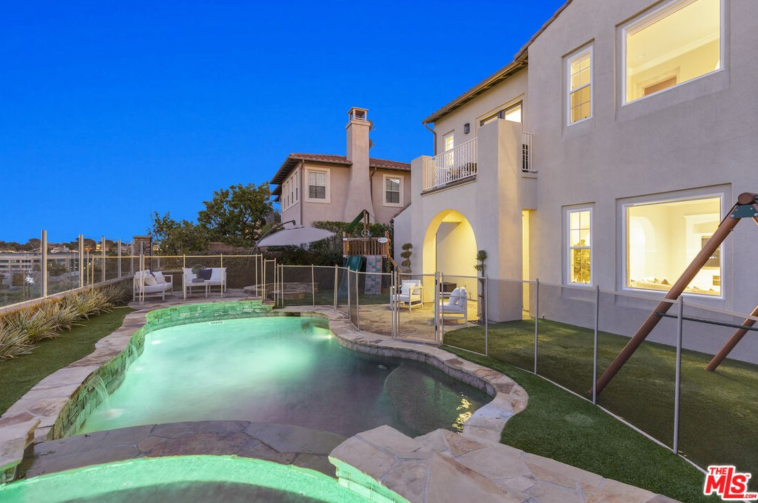 7437 Coastal View Dr, Los Angeles CA  90045-1272 exterior