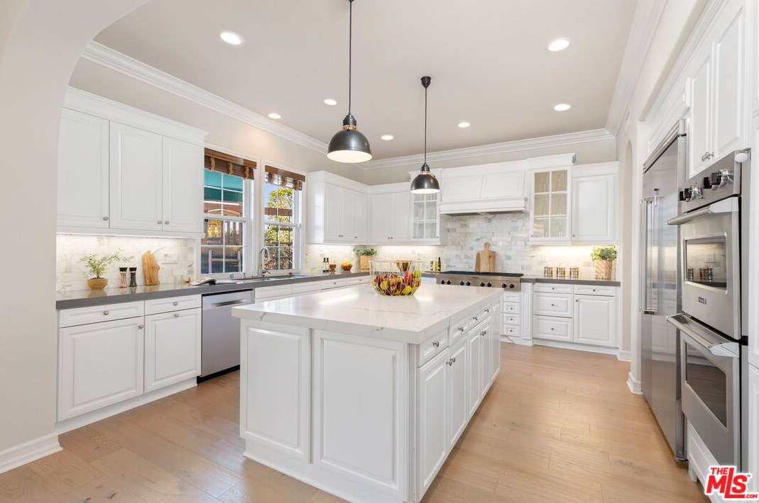 7437 Coastal View Dr, Los Angeles CA  90045-1272 exterior