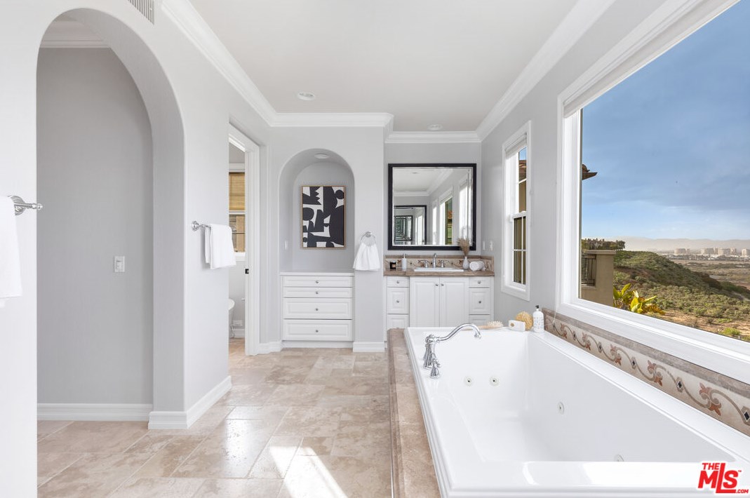 7437 Coastal View Dr, Los Angeles CA  90045-1272 exterior