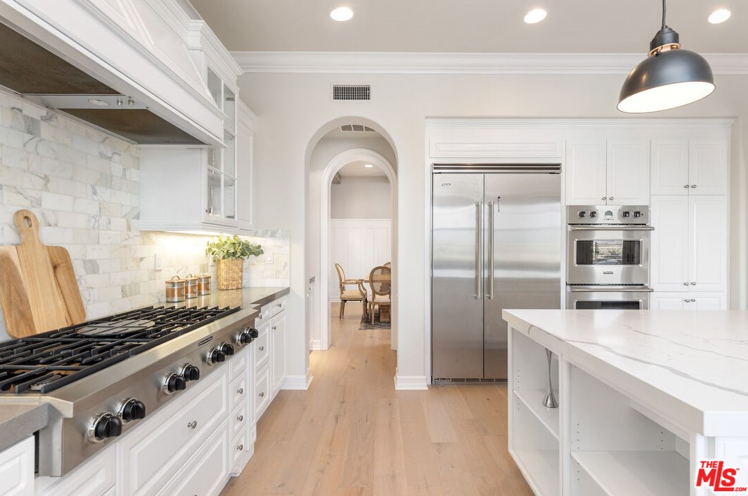 7437 Coastal View Dr, Los Angeles CA  90045-1272 exterior