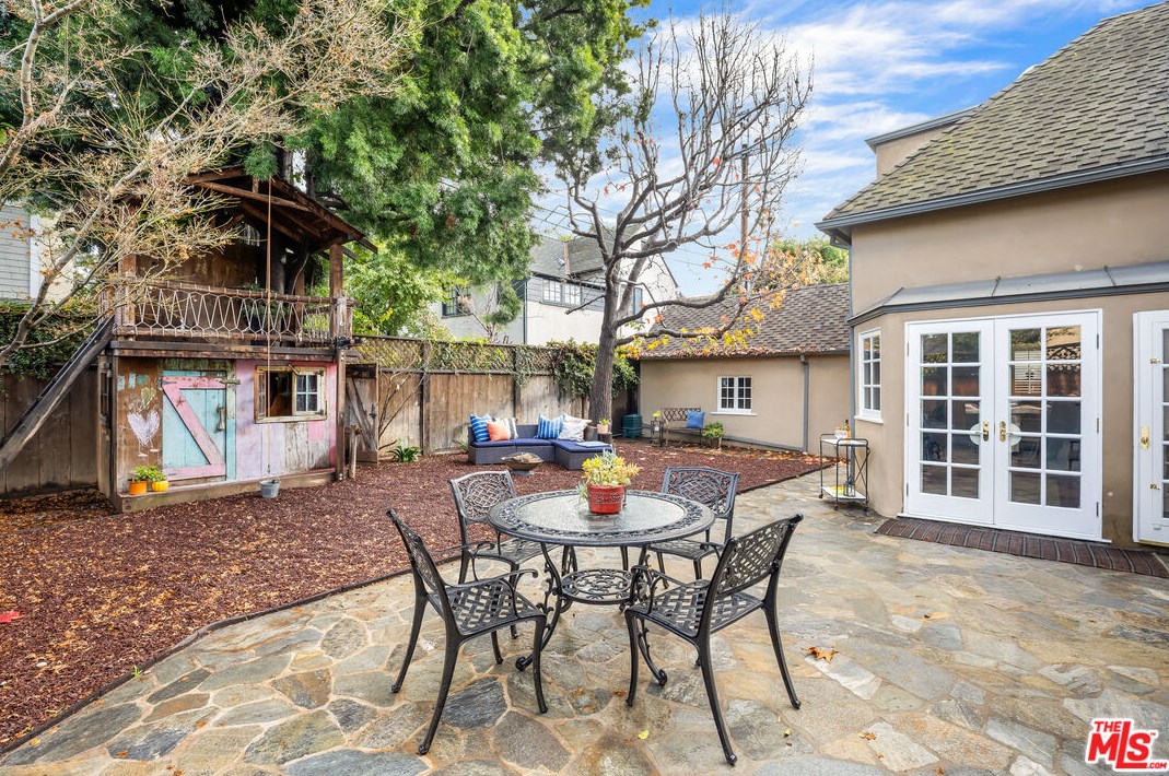 522 Bronson Ave, Los Angeles CA  90004-1402 exterior