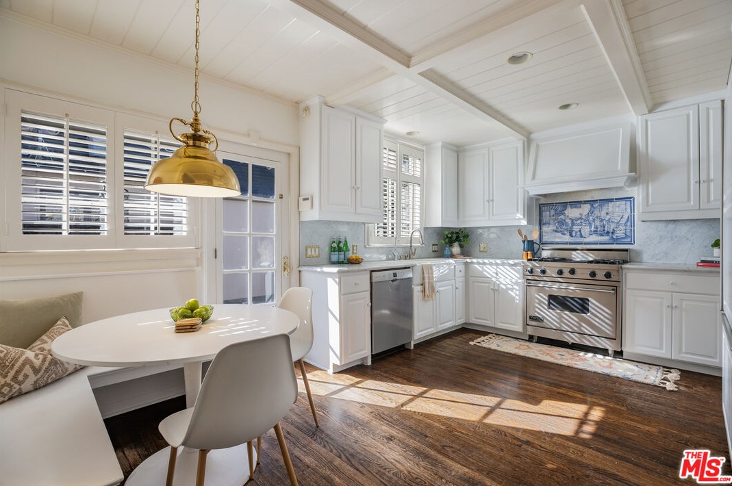 522 Bronson Ave, Los Angeles CA  90004-1402 exterior