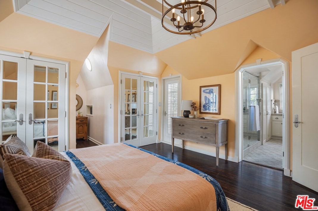 522 Bronson Ave, Los Angeles CA  90004-1402 exterior