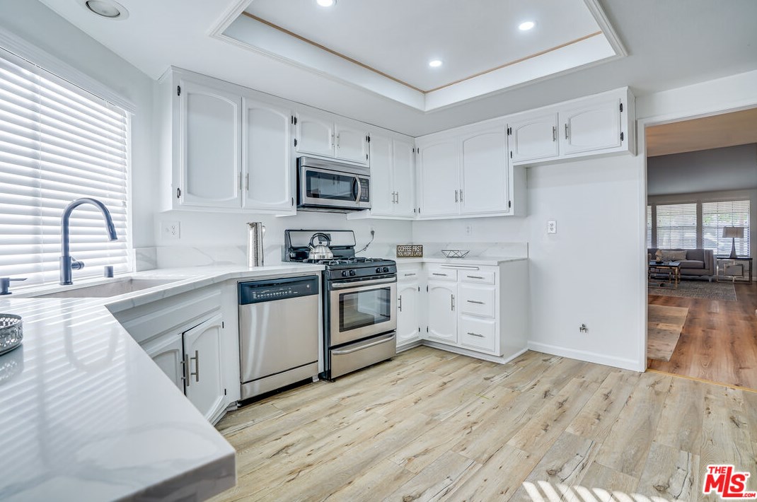 6268 Crebs Ave, Los Angeles CA  91335-6815 exterior