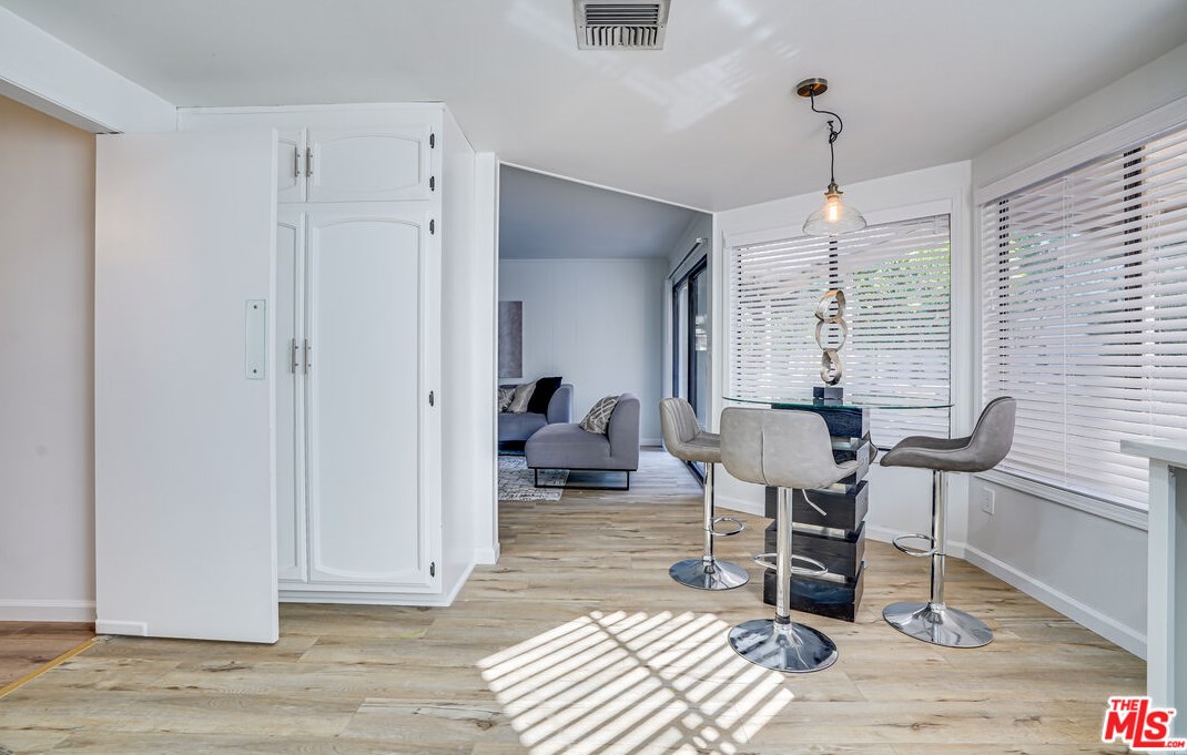 6268 Crebs Ave, Los Angeles CA  91335-6815 exterior