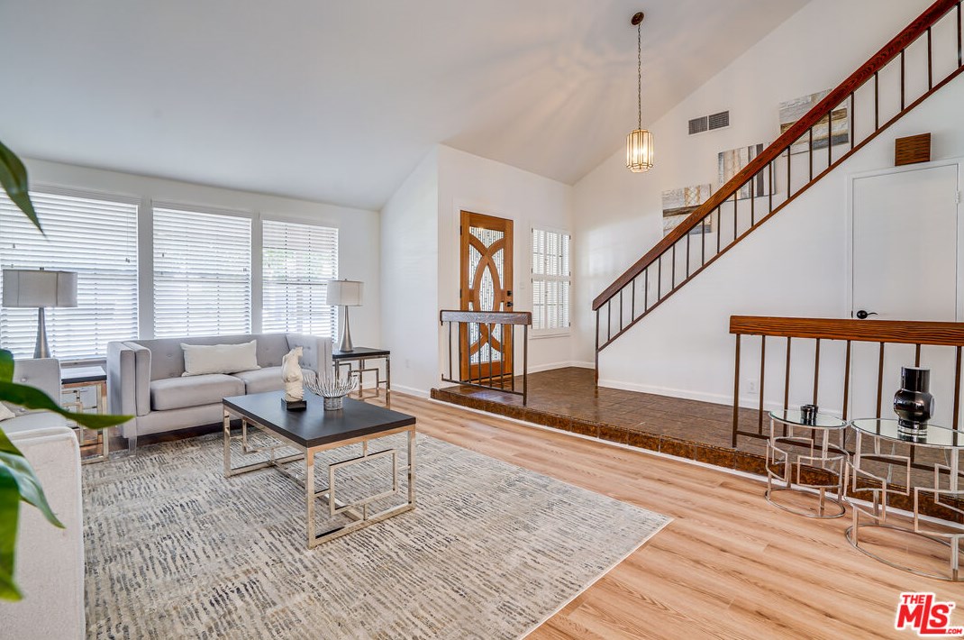 6268 Crebs Ave, Los Angeles CA  91335-6815 exterior