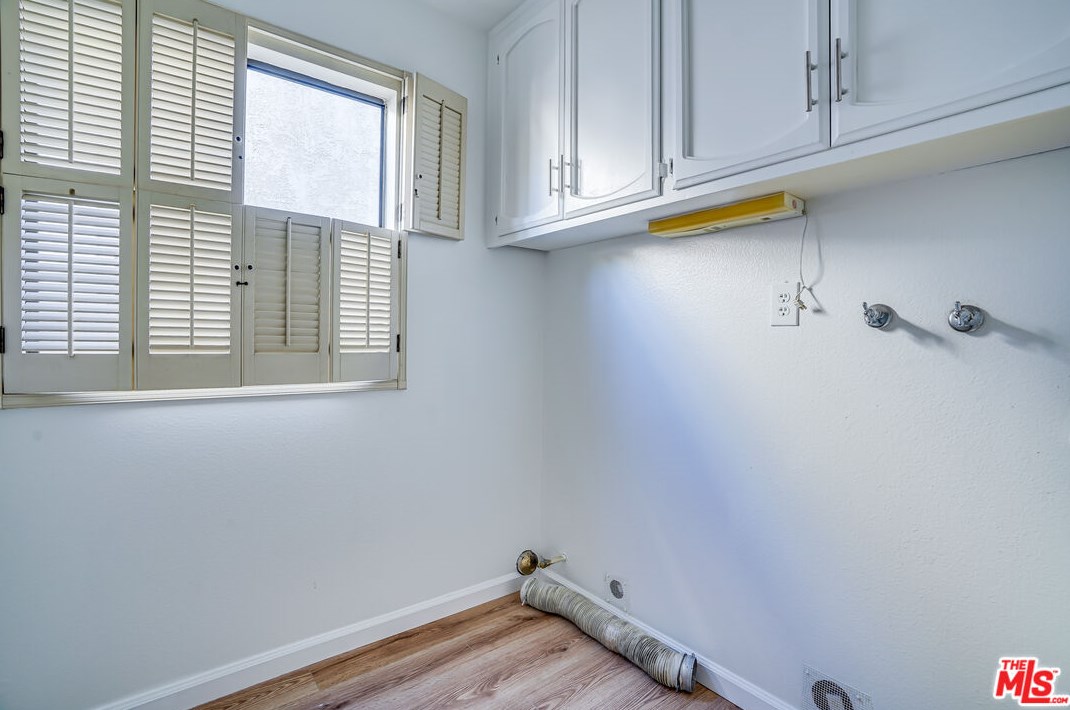 6268 Crebs Ave, Los Angeles CA  91335-6815 exterior