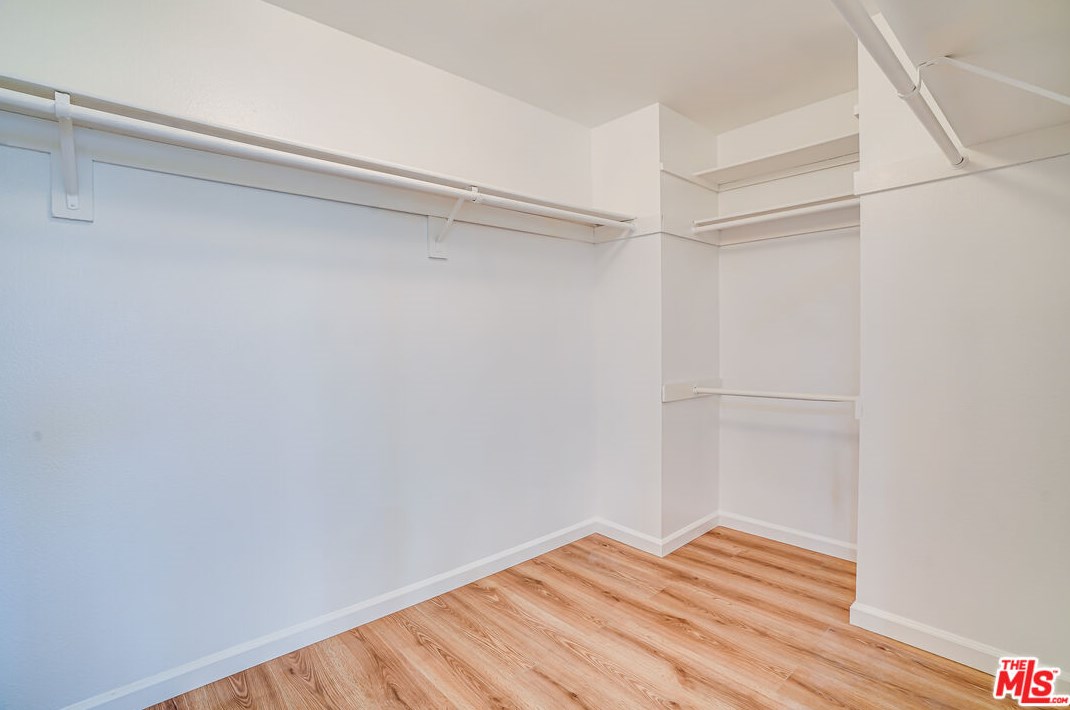 6268 Crebs Ave, Los Angeles CA  91335-6815 exterior