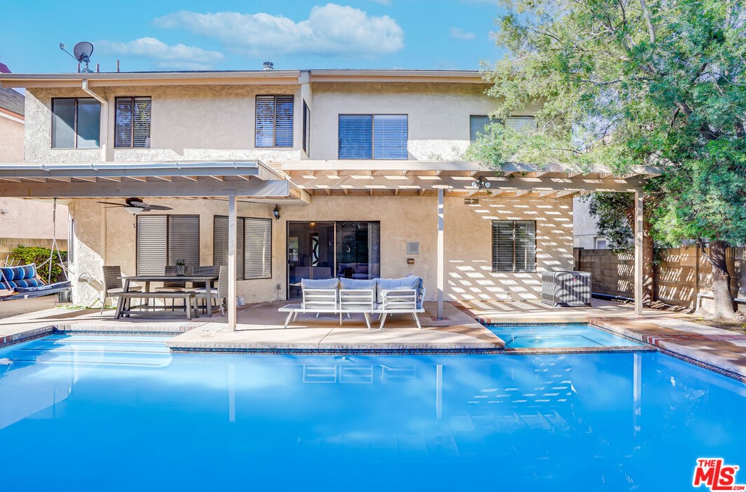 6268 Crebs Ave, Los Angeles CA  91335-6815 exterior