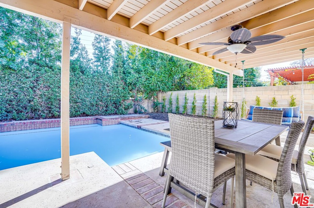 6268 Crebs Ave, Los Angeles CA  91335-6815 exterior