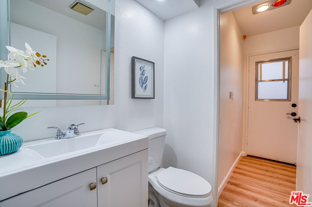 6268 Crebs Ave, Los Angeles CA  91335-6815 exterior