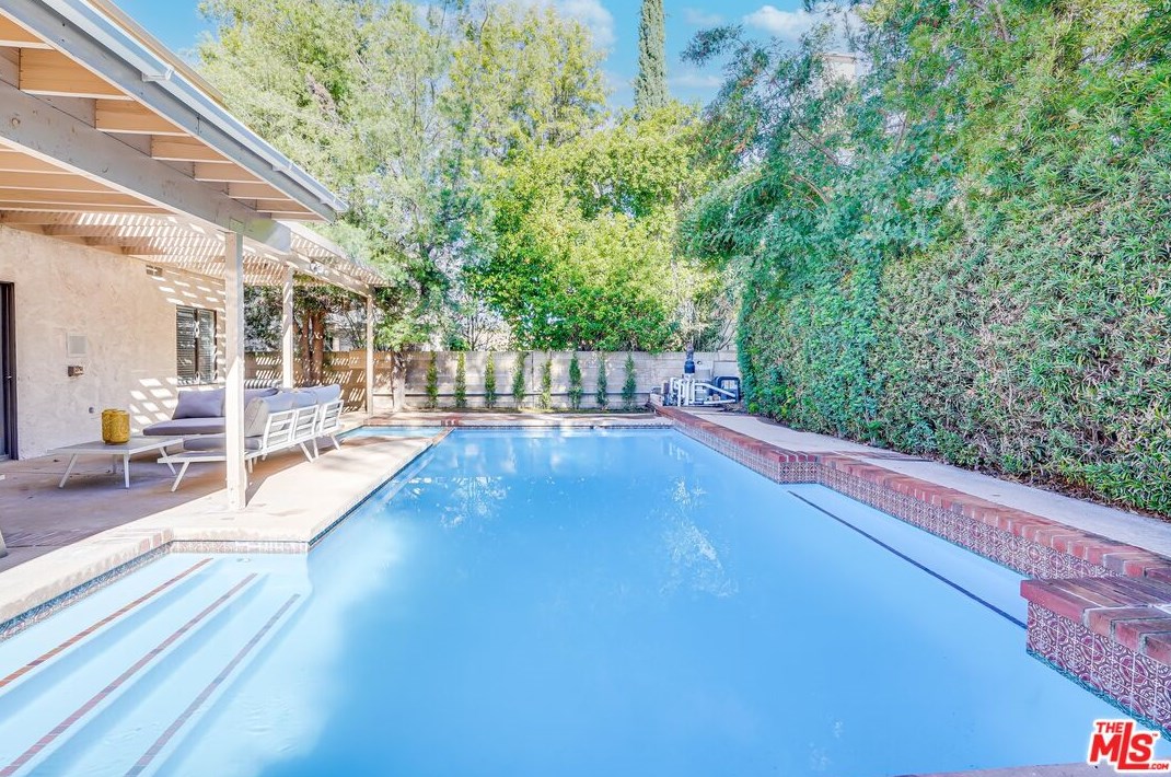 6268 Crebs Ave, Los Angeles CA  91335-6815 exterior